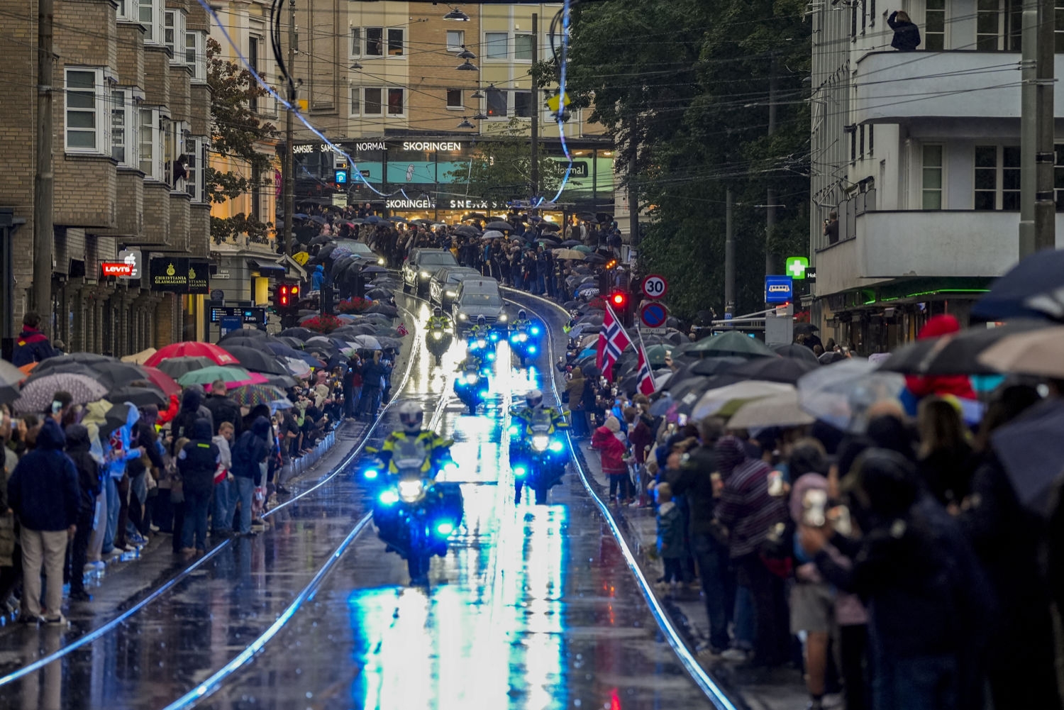 Politioppbudet under kong Haralds begravelse kommer til å omfatte store deler av den norske politistyrken. Her kjører kortesjen med kong Haralds båre fra Rikshospitalet til Slottet samme dag som han døde.