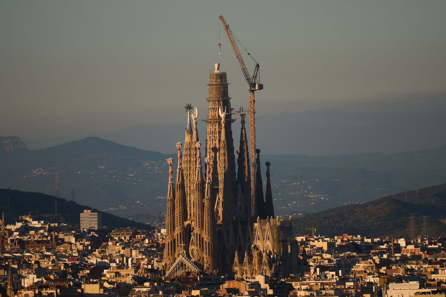 Sagrada Familia kan nå smykke seg som verdens høyeste kirke etter at en tårndel ble løftet på plass torsdag.