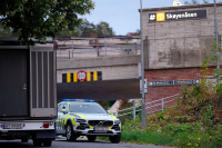 Politiet var søndag kveld på Skøyenåsen i Oslo med store stryker etter at de fikk melding om at det er avfyrt skudd på Skøyenåsen T-banestasjon. 