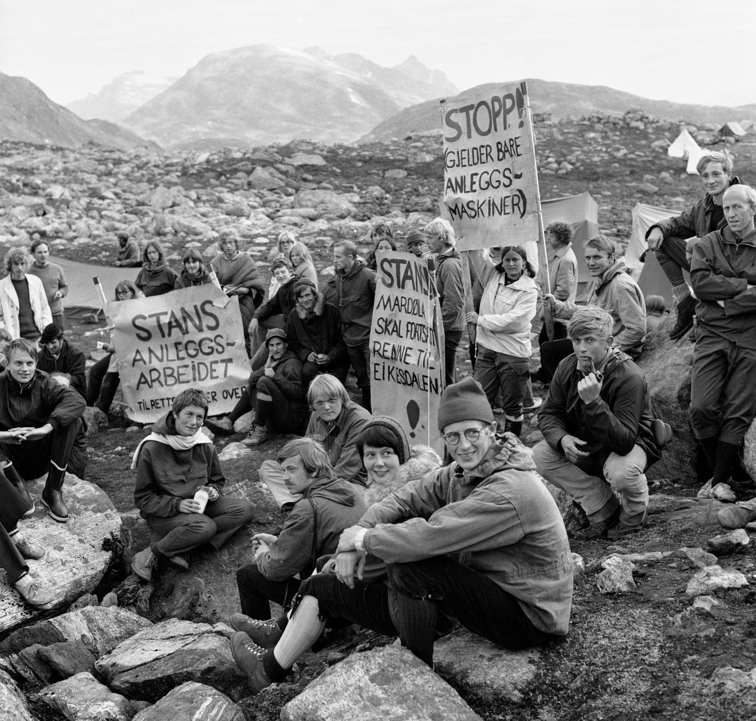 Mellom 100 og 200 demonstranter var samlet i fjellet mellom Rauma og Nesset sommeren 1970 for å aksjonere mot utbygging av Mardalsfossen. Bildet er fra 3. august 1970.