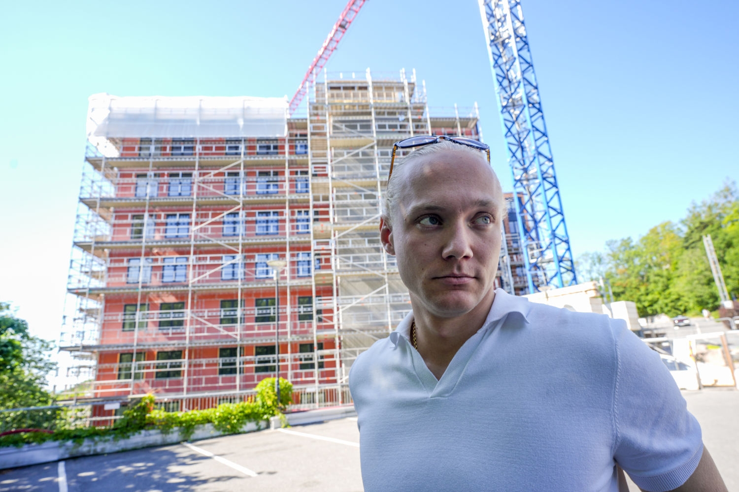Frps Simen Velle er kritisk til at så mange av studentboligene går til utlendinger. Her står han utenfor studentboligene som bygges i Nydalen i Oslo.