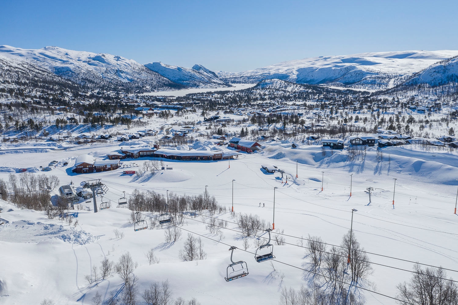 Mellom 15 og 20 personer ble bortvist fra Hovden sentrum natt til første påskedag. 