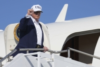 President Donald Trump snakket med pressen før han entret Air Force One. Da sa han blant annet at han synes det er latterlig at Elon Musk har stiftet det politiske partiet America Party.