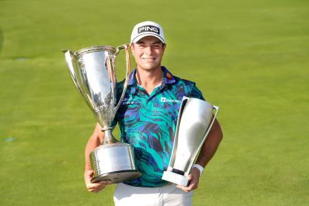 Viktor Hovland hadde hendene full av premier søndag.