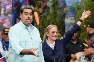 Venezuelas president Nicolás Maduro og kona Cilia Flores stilles for retten i New York etter å ha blitt tatt til fange under et amerikansk angrep i Venezuela.