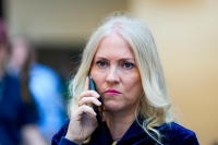 Forbundsleder Lill Sverresdatter Larsen i Sykepleierforbundet sier undersøkelsen viser hvor sårbare situasjoner sykepleiere står i, og at det er viktig at de får god støtte.