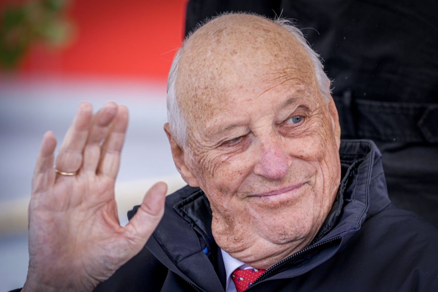 Kong Harald da han besøkte Askvoll i Vestland i mai.
