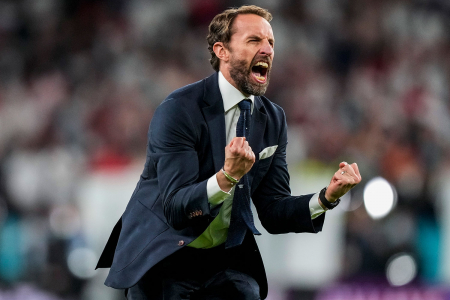 Gareth Southgate jubler under EM-semifinalen på Wembley onsdag, 25 år etter at hans straffemiss samme sted førte til at Englands finaletørke fortsatte. 