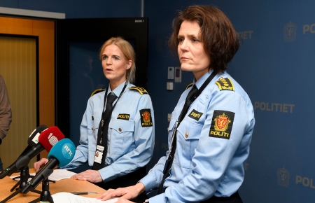 Politistasjonssjef Anita Hermandsen (t.h.) og politiadvokat Gøril Lund opplyste tirsdag formiddag om den siste utviklingen i saken der fire personer ble funnet i sjøen i Tromsø mandag ettermiddag. 