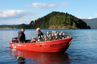 Daniel Bondø Emilsen og Jens Bondø gjør seg klar til årets fiske