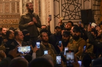Lederen for opprørsalliansen Hayat Tahrir al-Sham (HTS), Abu Mohammed al-Jolani, talte søndag i Umayyad-moskeen i Damaskus etter Assad-regimets fall. Han har også nylig tatt i bruk sitt egentlige navn Ahmed al-Sharaa.