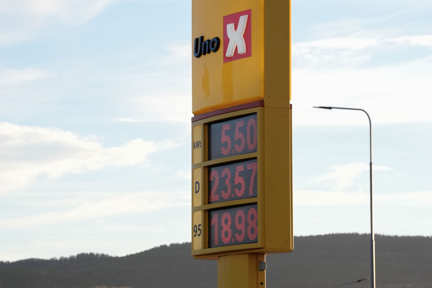 Slik var prisene på Uno-stasjonen i Hokksund onsdag morgen etter avgiftskuttet på fossilt drivstoff ble senket.