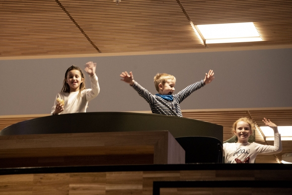 Ingen tvil om at disse tre trives på den nye skolen!