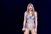 Taylor Swift smiler under en av konsertene på Friends Arena i Stockholm, som slo Springsteen i antall publikummere.