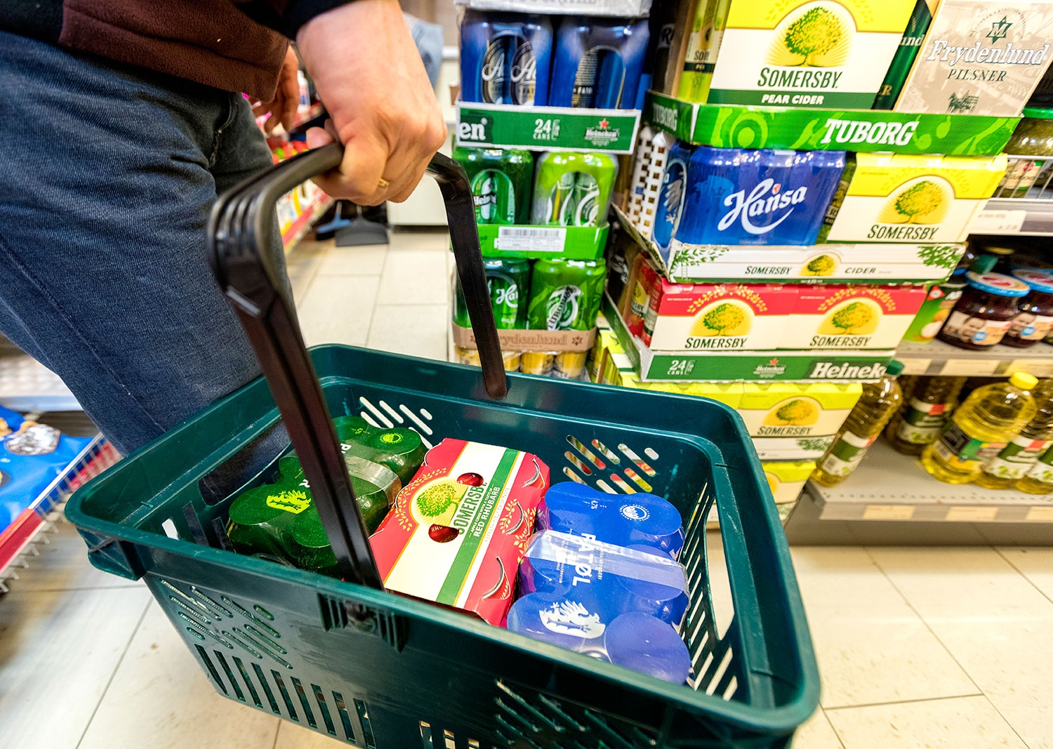 Menn drikker mer enn kvinner, viser Folkehelseinstituttets alkoholtall for 2019.