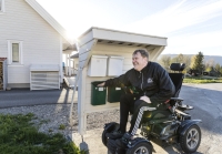 Regjeringen foreslår at Posten fortsatt skal levere brevpost i postkassen minst én gang i uken. Dermed tar de ikke til følge Postutvalgets forslag om å kun lever brevpost til hentesteder som for eksempel post i butikk.