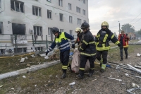 Redningsmannskaper bærer en av dem som ble drept i de russiske angrepene på Kharkiv i natt.