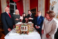 Kong Harald (. t.v.) har frisknet til et etter en tids sykdom og er klar til å holde oppsatt program i romjulen. Her fra årets julefotografering på Slottet med kronprinsesse Mette-Marit, prinsesse Ingrid Alexandra, kronprins Haakon, prins Sverre Magnus og dronning Sonja.