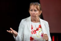 Gunn Marit Helgesen, styreleder KS, ber regjeringen øke tilskudd for å dekke kommunenes utgifter med å ta imot ukrainske flyktninger.