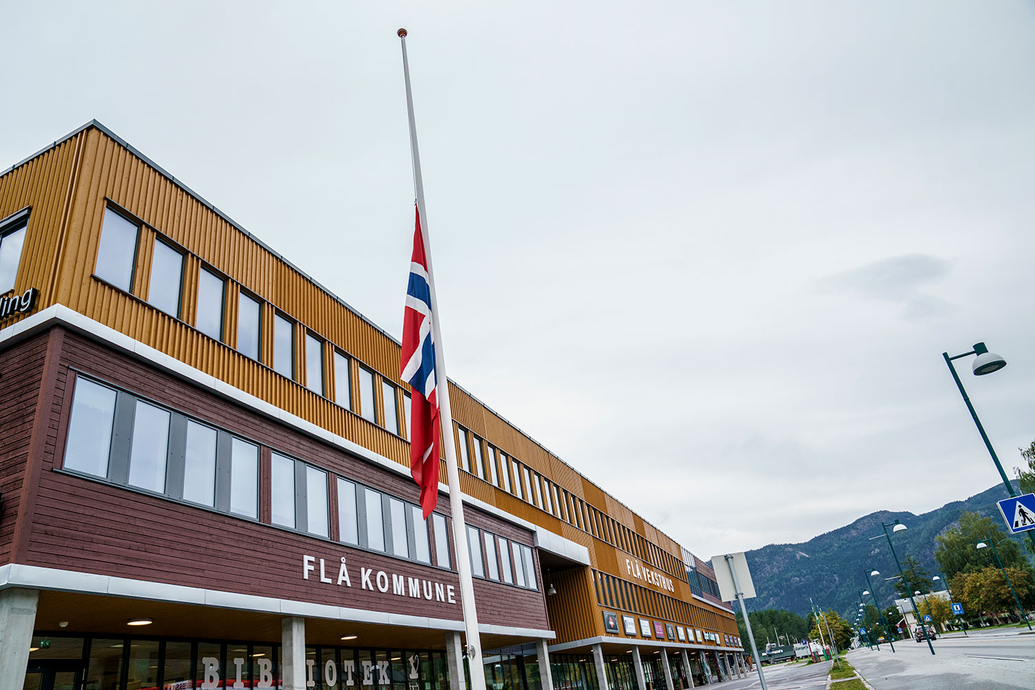 Det ble flagget på halv stang utenfor kommunehuset i Flå tirsdag etter at tre personer omkom i en trafikkulykke på riksvei 7 i Flå i Hallingdal.