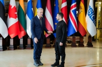 Statsminister Jonas Gahr Støre (Ap) hilser på Ukrainas president Volodymyr Zelenskyj før toppmøtet med europeiske ledere i Kyiv på treårsdagen for den russiske invasjonen.