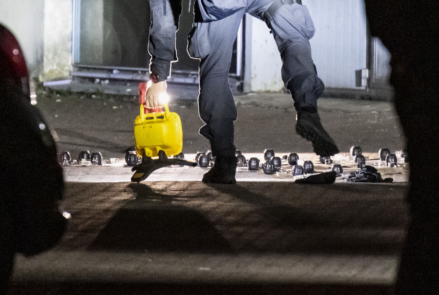 Håndgranater har blitt brukt flere ganger de siste årene i forbindelse med vold som utføres på bestilling. Her er en bombeteknikker på plass etter funn av flere håndgranater i et industriområde i Malmö i Sverige i fjor høst.