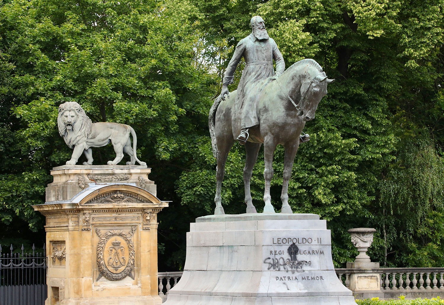 Flere statuer av kong Leopold, som denne i Brussel, har blitt utsatt for hærverk den siste tiden. Tirsdag ble en statue av den gamle kolonikongen fjernet i Antwerpen.