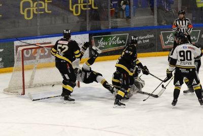 Etter 4 baklengs ble Ringerikes goalie Kallio byttet ut til fordel for Fayen-Vestavik. Her setter Lucia det fjerde.